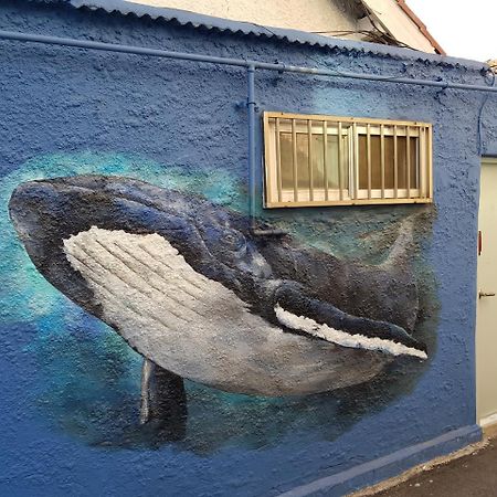 Jinho'S Black Whale Guest House & Bar Сеул Экстерьер фото
