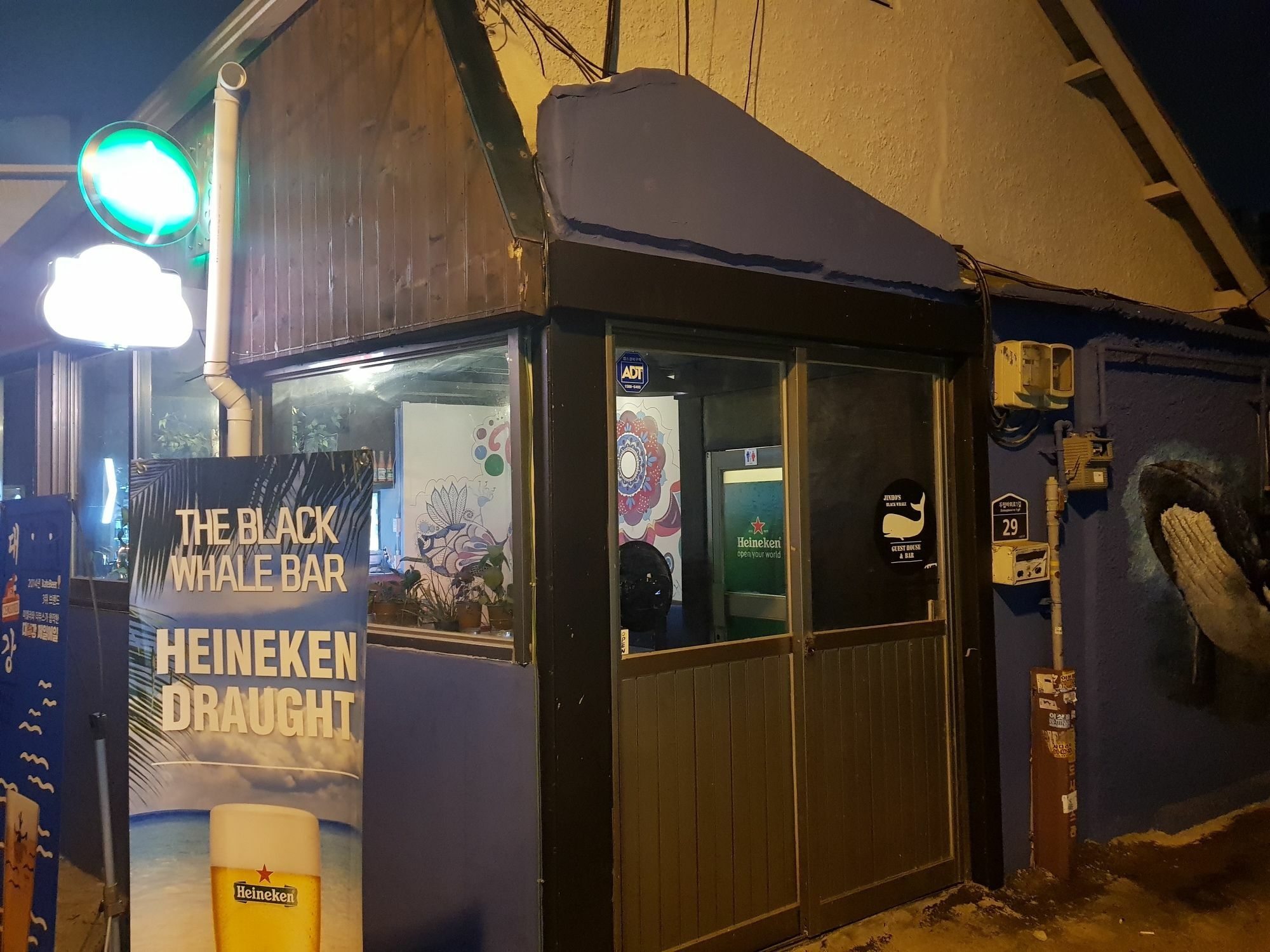 Jinho'S Black Whale Guest House & Bar Сеул Экстерьер фото